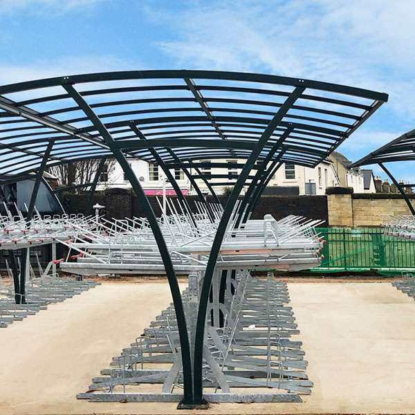 Etagecykelparkering under FalcoRail overdækning i Cheltenham