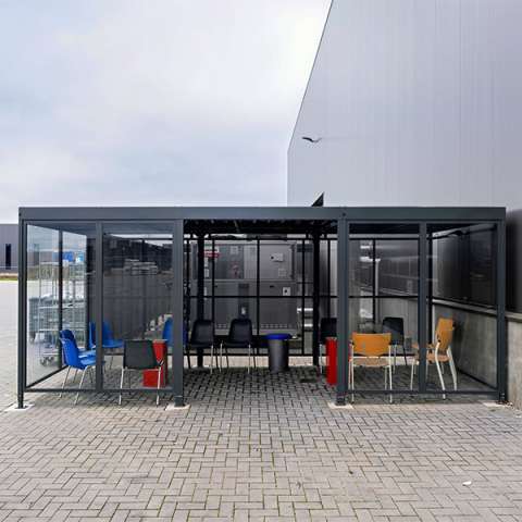 Multifunktionelt overdækningsområde: opbevaring, cykelparkering og pauseområde i ét