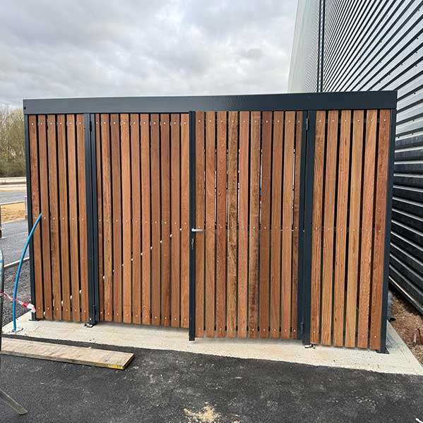 Udendørs inventar med fokus på funktion og bæredygtighed hos Tritax Big Box i Newark