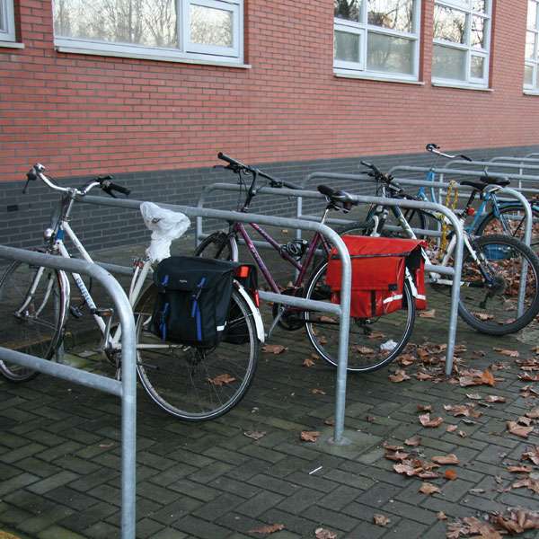 fietsparkeren fietsaanleunbeugel met tussenbuis