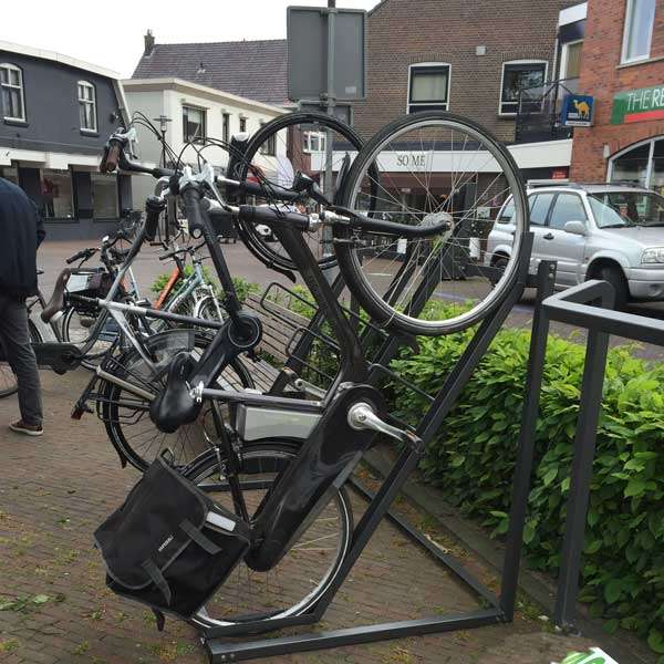 Cykelparkering til ethvert behov | Pladsbesparende cykelparkering | FalcoVert semi-vertikal cykelparkering | image #8 |  