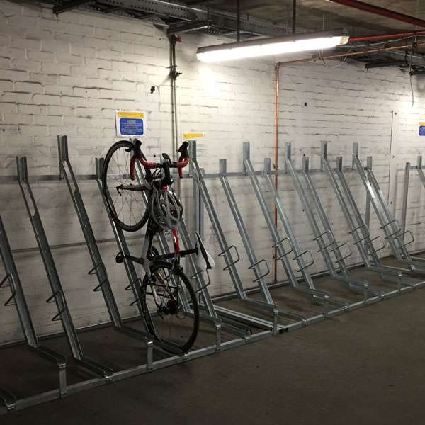 Cykelparkering til ethvert behov | Pladsbesparende cykelparkering | FalcoVert semi-vertikal cykelparkering | image #5 |  