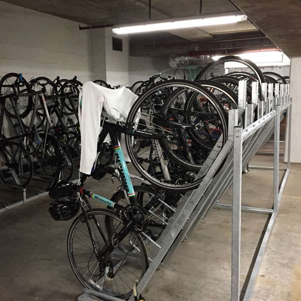 Cykelparkering til ethvert behov | Pladsbesparende cykelparkering | FalcoVert semi-vertikal cykelparkering | image #7 |  