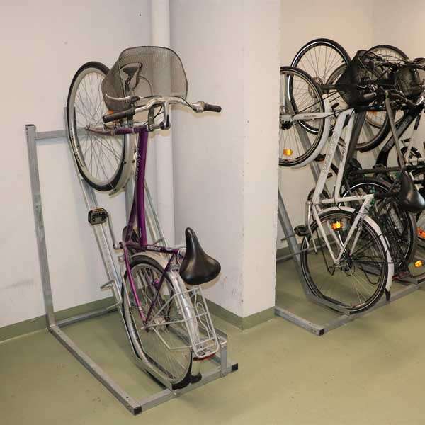 Cykelparkering til ethvert behov | Pladsbesparende cykelparkering | FalcoVert semi-vertikal cykelparkering | image #3 |  
