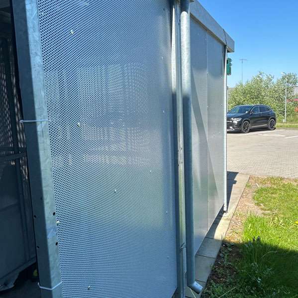 Endnu et logistikfirma vælger cykelparkering og rygeroverdækning fra Falco