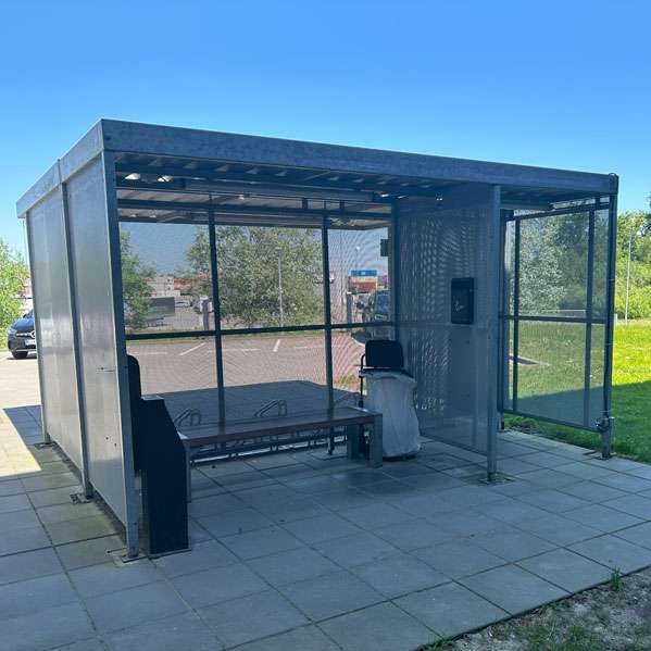 Endnu et logistikfirma vælger cykelparkering og rygeroverdækning fra Falco