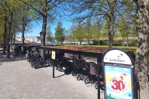 Specialdesignet barnevognsoverdækning med sedumtag til Junibacken i Stockholm