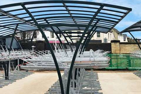 Etagecykelparkering under FalcoRail overdækning i Cheltenham