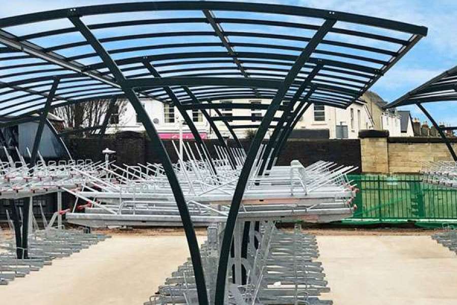 Etagecykelparkering under FalcoRail overdækning i Cheltenham