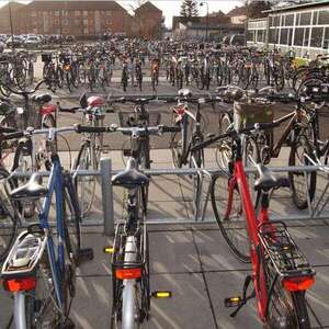 Ny cykelparkering hos Rybners Gymnasium i Esbjerg.