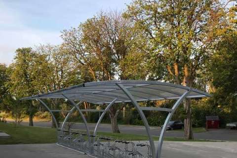 Stilren og solid overdækket cykelparkering til Campus i Aabenraa