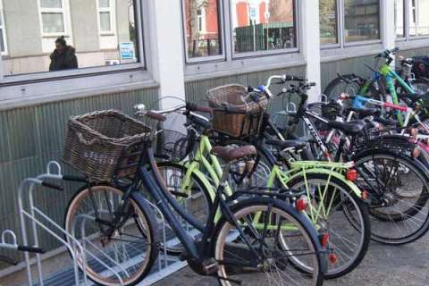 Innovativ cykelparkering til moderne skole