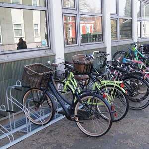 Innovativ cykelparkering til moderne skole