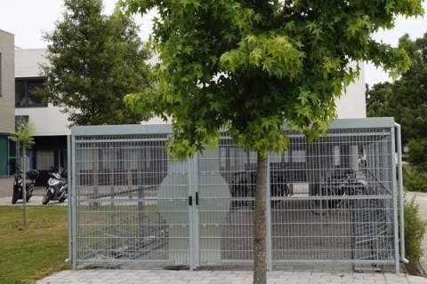 Tjenestemænd i Hoeksche Waard kommune (NL) parkerer cykler i FalcoLok cykelskur