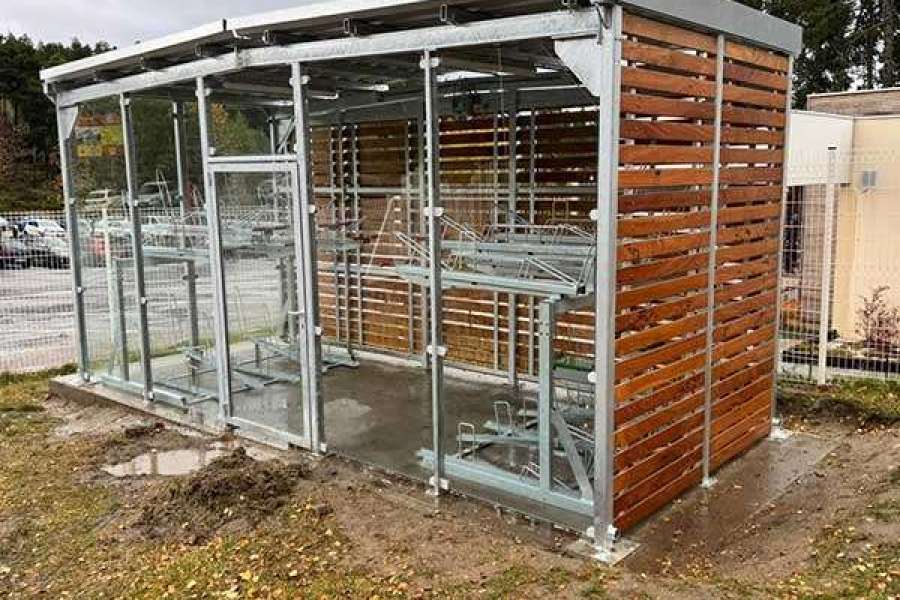 Sikker cykelparkering i snefyldte franske bjerge