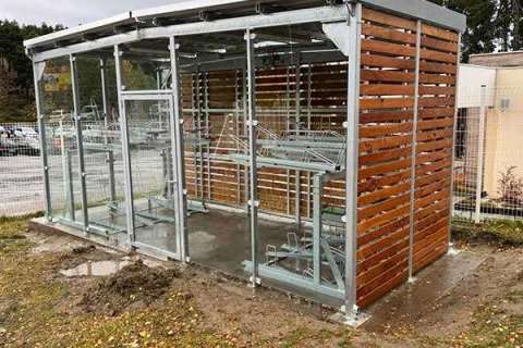 Sikker cykelparkering i snefyldte franske bjerge