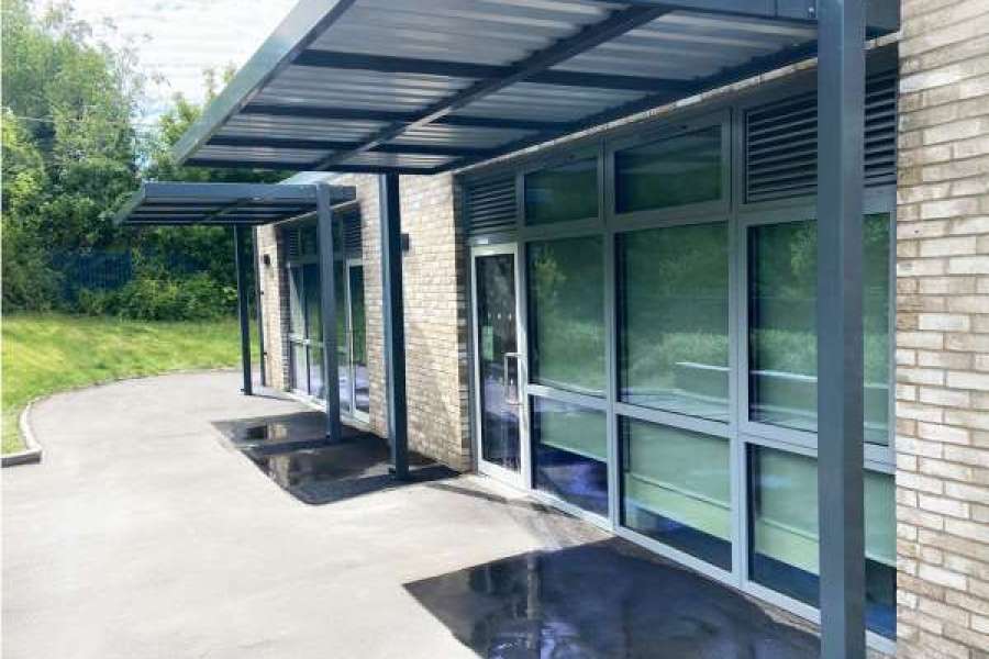 FalcoSpan Overdækninger Skaber Sikker og Stilfuld Indgang på Mark Way School