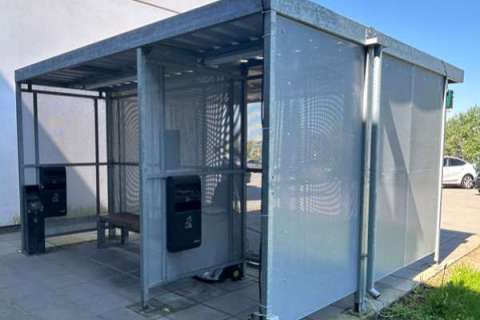 Endnu et logistikfirma vælger cykelparkering og rygeroverdækning fra Falco