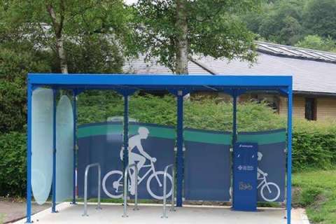 Falco UK indgår partnerskab med Solarcycle om at lancere cykelskure med 100% solcelledrevet vedvarende energi til opladning af e-cykler