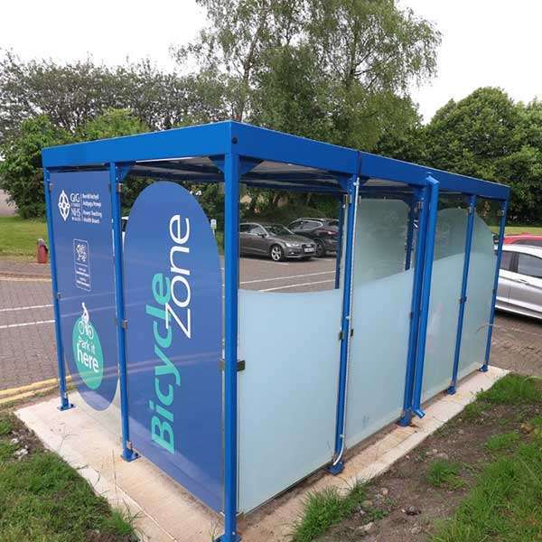 Falco UK indgår partnerskab med Solarcycle om at lancere cykelskure med 100% solcelledrevet vedvarende energi til opladning af e-cykler