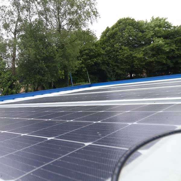 Falco UK indgår partnerskab med Solarcycle om at lancere cykelskure med 100% solcelledrevet vedvarende energi til opladning af e-cykler
