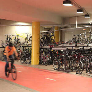 De finske pendlere kan nu parkere cyklerne trygt og sikkert i to etager