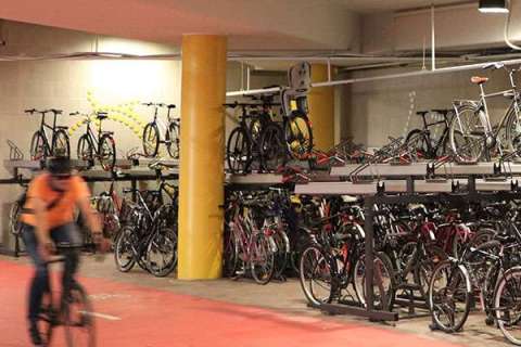 De finske pendlere kan nu parkere cyklerne trygt og sikkert i to etager