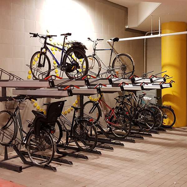 De finske pendlere kan nu parkere cyklerne trygt og sikkert i to etager