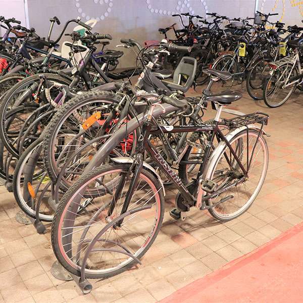 De finske pendlere kan nu parkere cyklerne trygt og sikkert i to etager