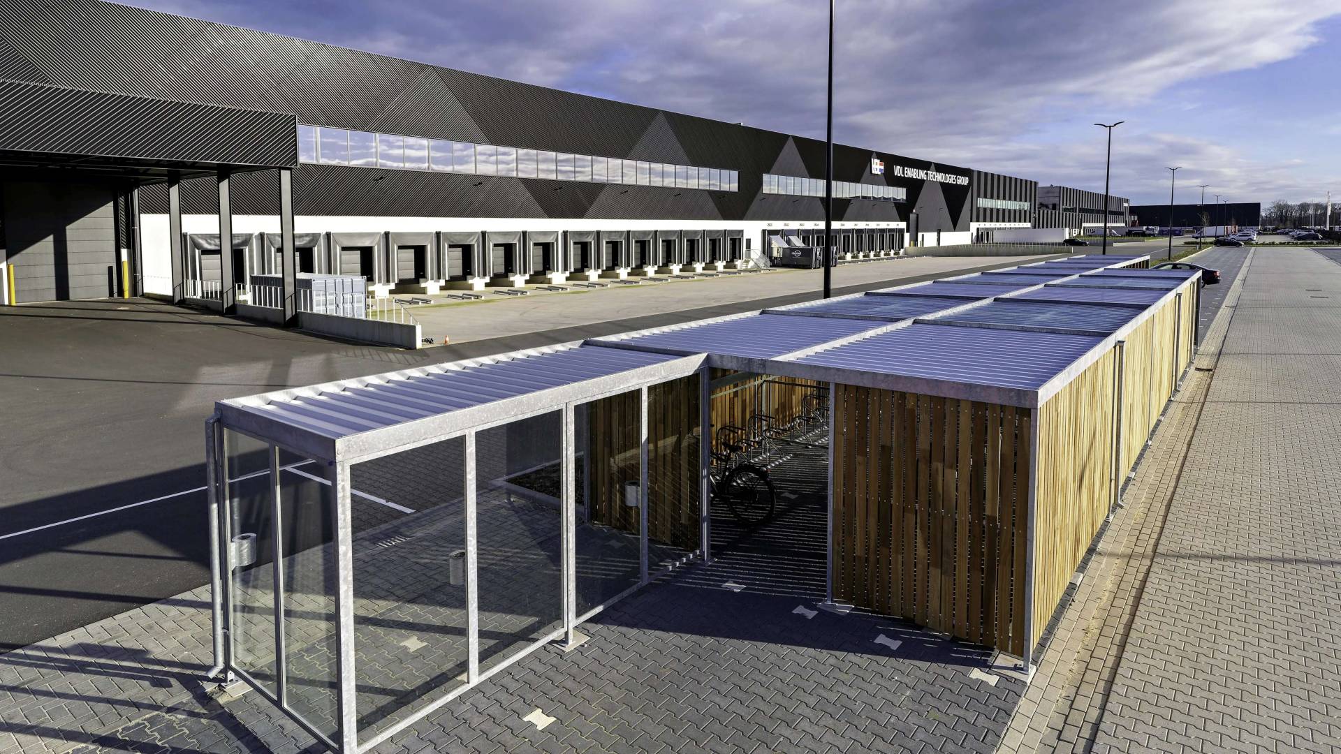 Overkapping in 3 delen VDL Almelo