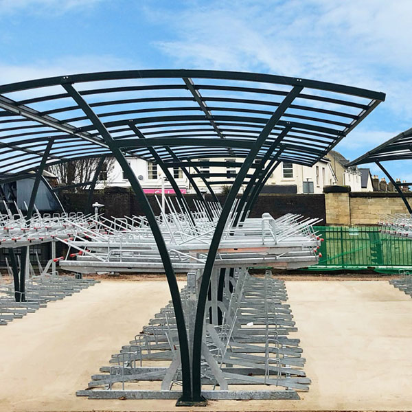 Etagecykelparkering under FalcoRail overdækning i Cheltenham