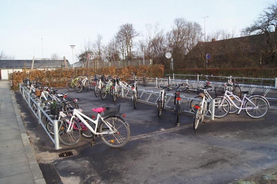 Ny cykelparkering hos Rybners Gymnasium i Esbjerg.