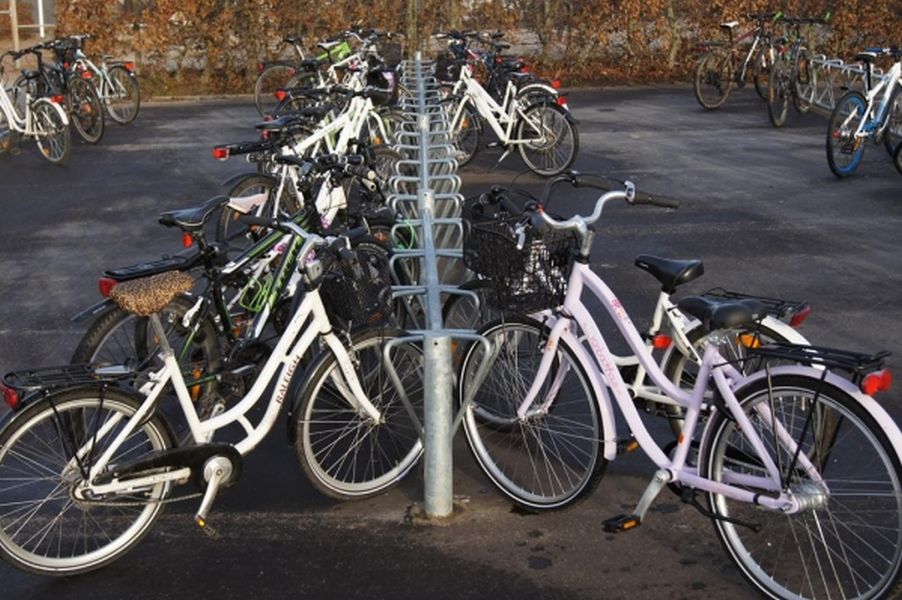 Ny cykelparkering hos Rybners Gymnasium i Esbjerg.