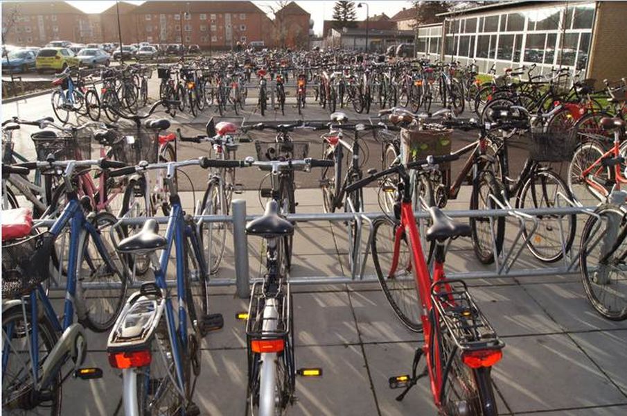 Ny cykelparkering hos Rybners Gymnasium i Esbjerg.