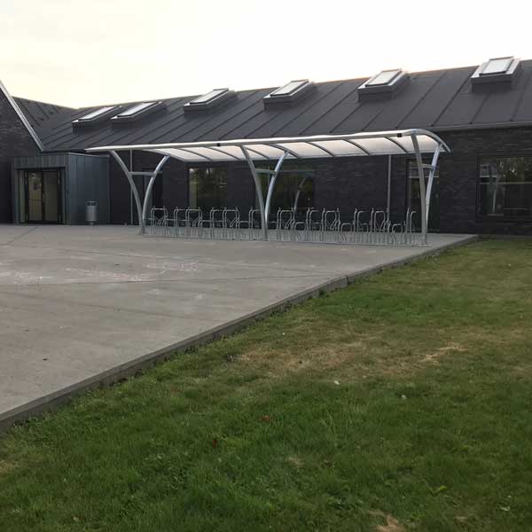 Stilren og solid overdækket cykelparkering til Campus i Aabenraa