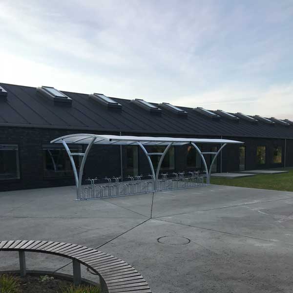 Stilren og solid overdækket cykelparkering til Campus i Aabenraa