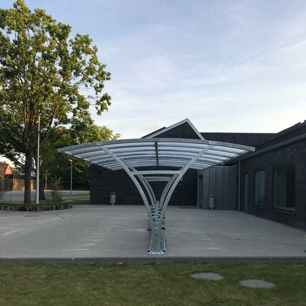 Stilren og solid overdækket cykelparkering til Campus i Aabenraa