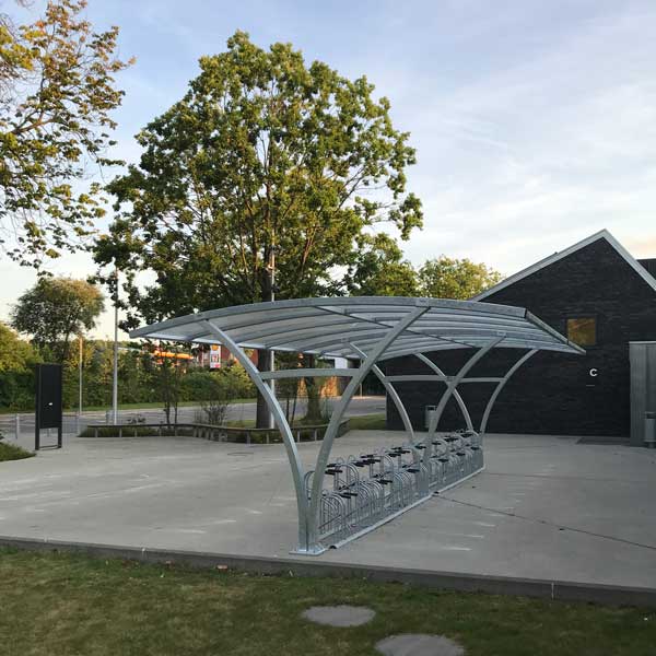 Stilren og solid overdækket cykelparkering til Campus i Aabenraa