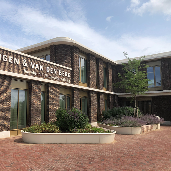 Et grønt og funktionelt udeområde hos virksomhed i Holland