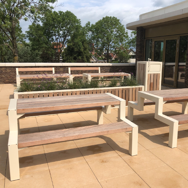 Et grønt og funktionelt udeområde hos virksomhed i Holland