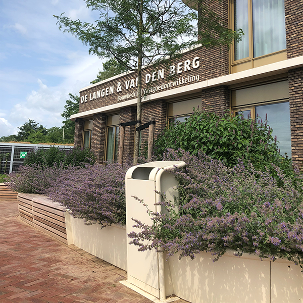 Et grønt og funktionelt udeområde hos virksomhed i Holland