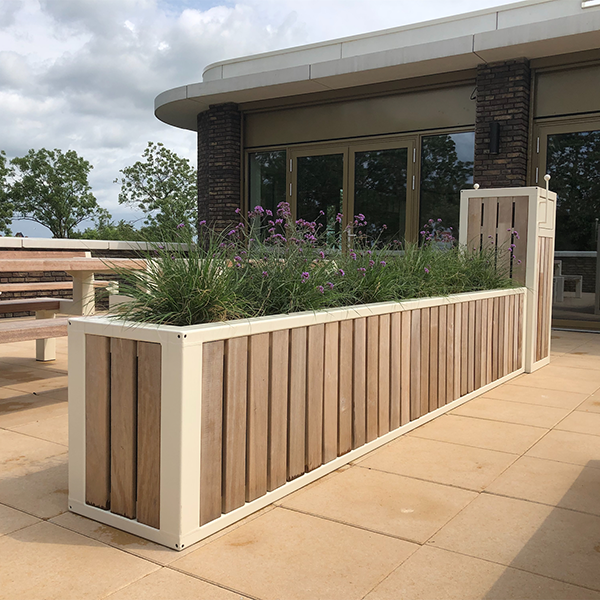 Et grønt og funktionelt udeområde hos virksomhed i Holland