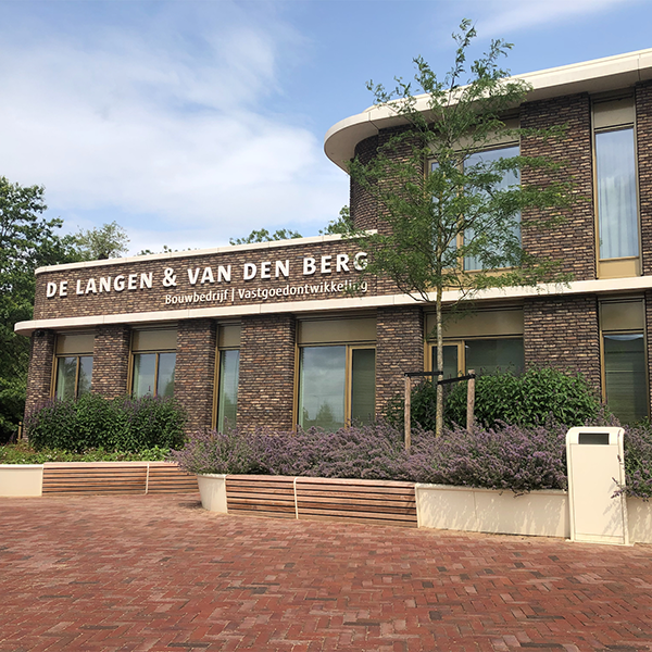 Et grønt og funktionelt udeområde hos virksomhed i Holland