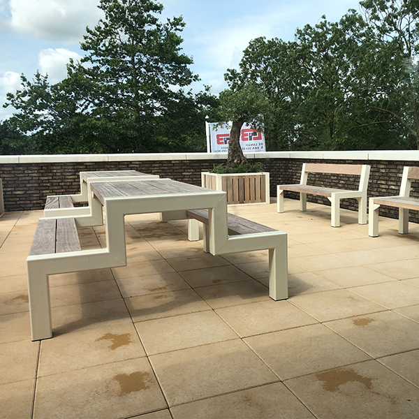 Et grønt og funktionelt udeområde hos virksomhed i Holland