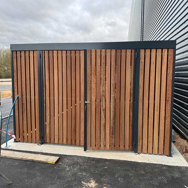 Udendørs inventar med fokus på funktion og bæredygtighed hos Tritax Big Box i Newark