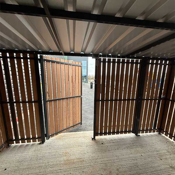 Udendørs inventar med fokus på funktion og bæredygtighed hos Tritax Big Box i Newark