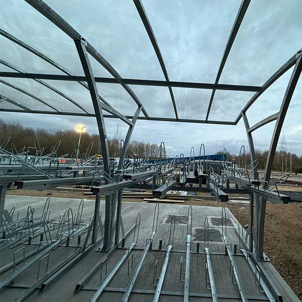 Udendørs inventar med fokus på funktion og bæredygtighed hos Tritax Big Box i Newark