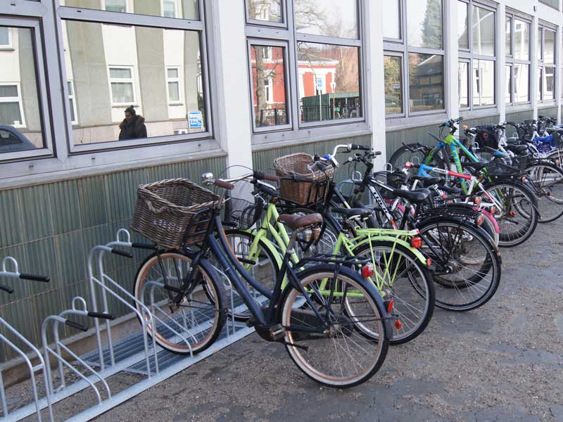 Innovativ cykelparkering til moderne skole