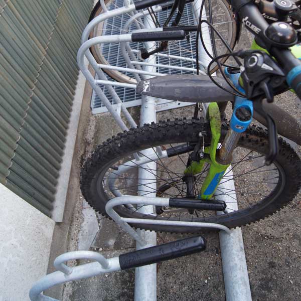 Innovativ cykelparkering til moderne skole