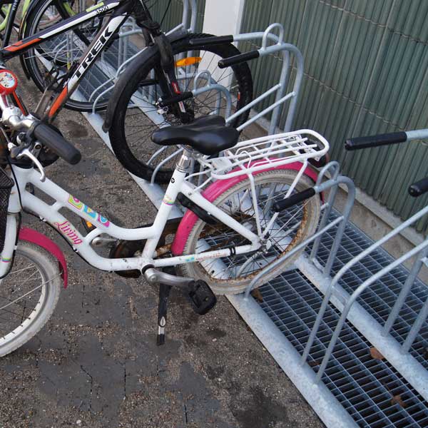 Innovativ cykelparkering til moderne skole